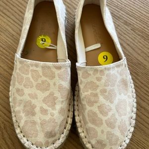 Splendid canvas slip on shoes